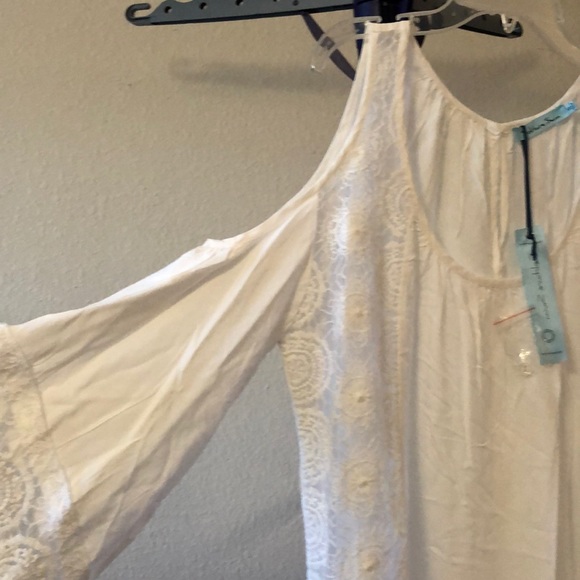 Soft white Embroidered exposed shoulder top - Picture 4 of 9